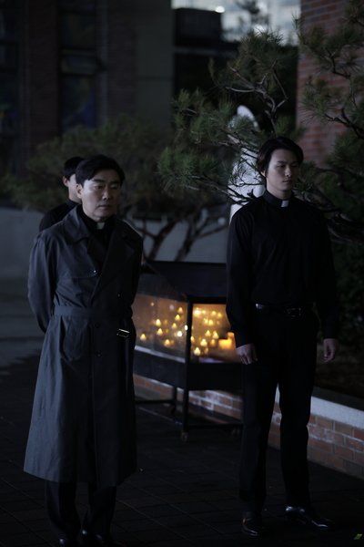 온리 갓 노우즈 에브리띵 스틸 15